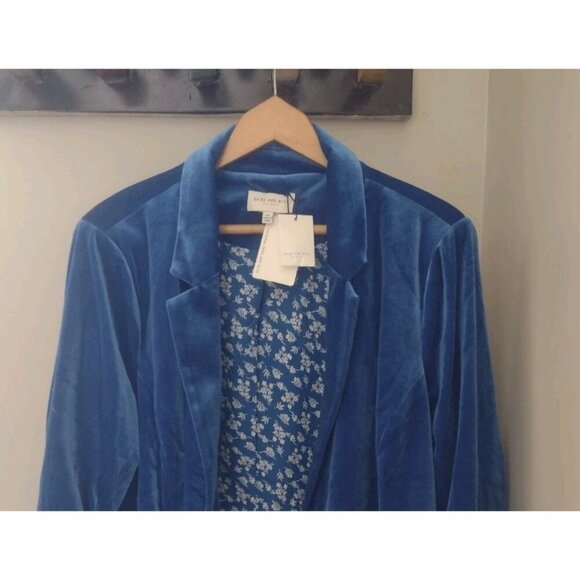 Skies Are Blue Velvet Blazer in Rich Blue - Picture 2 of 11